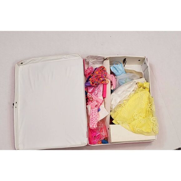 Vintage doll carrier with clothing - Picture 2 of 5